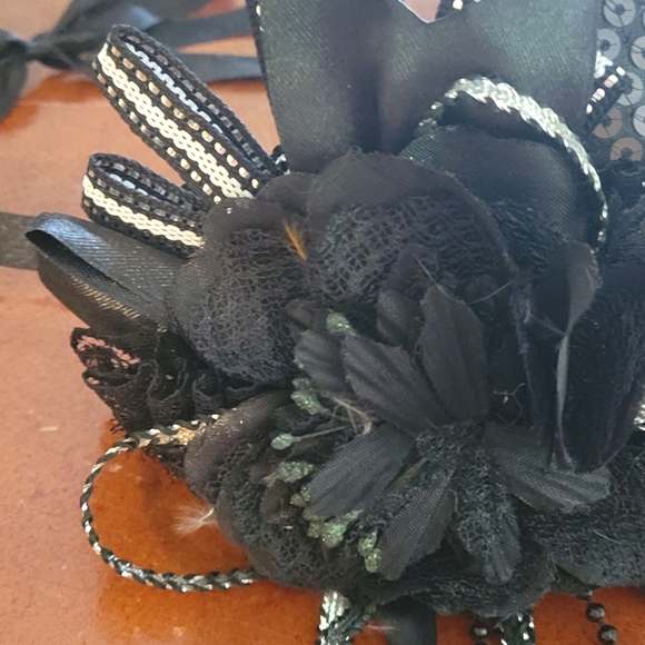 Black Sequin/Feather Mascarade Mask - Picture 4 of 4